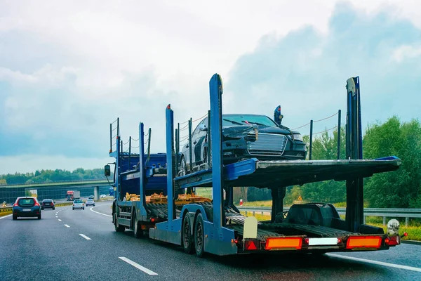 Affordable Louisiana Auto Transport Services 1 louisiana-auto-transport-carrier-transporting-vehicles